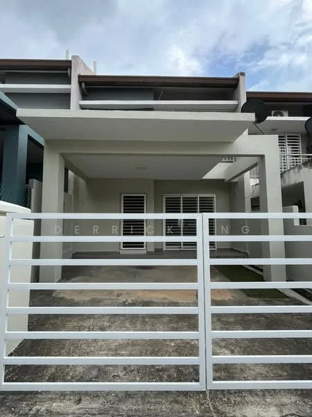Exterior type: linked terrace house; features: white painted facade, flat roof, single-storey, manicured lawn, paved driveway, security gate, horizontal slatted window treatments, concrete wall, front porch area; style: modern.