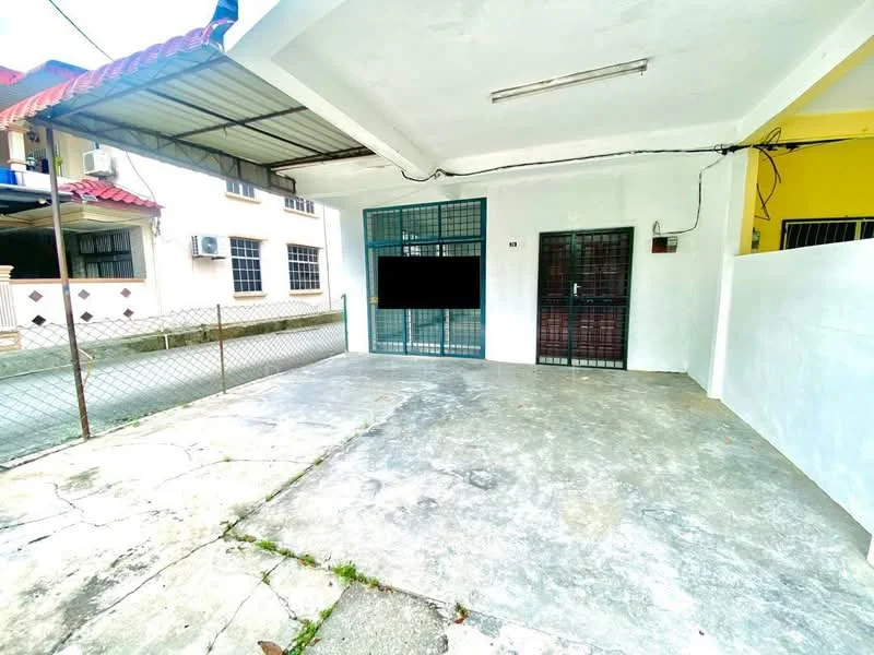 Exterior type: linked terrace house; features: concrete flooring, metal roof, fenced perimeter, front porch area, two entrance doors, exposed concrete walls, surrounding residential buildings, open space, driveway access; style: minimalist.