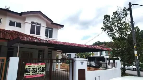 Exterior type: semi-detached house; features: red tiled roof, white painted facade, front porch with awning, fenced yard, manicured lawn, two-storey structure, driveway, surrounded by greenery; style: modern.