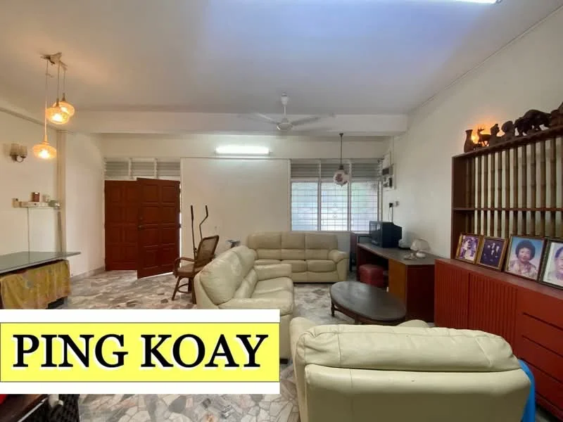 Living features: cream leather sofa, 3-seater sofa, coffee table, TV console, wall-mounted TV, decorative wooden cabinet, framed photographs on cabinet, ceiling fan, recessed lighting, marble flooring, large windows with blinds, white painted walls; style: traditional.