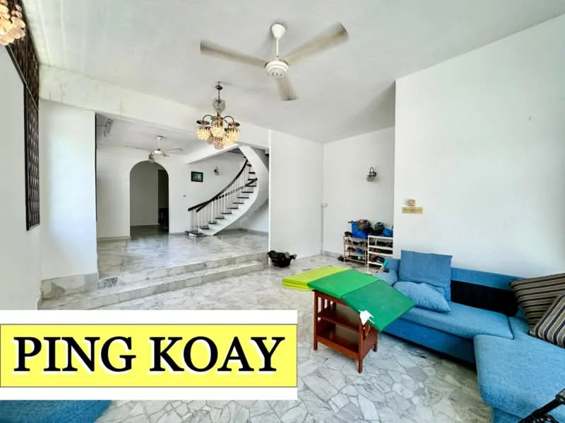 Living features: marble flooring, white painted walls, 5-blade ceiling fan, chandelier, large windows, sofa in blue fabric, coffee table, decorative wall with archway, staircase in background; style: modern.