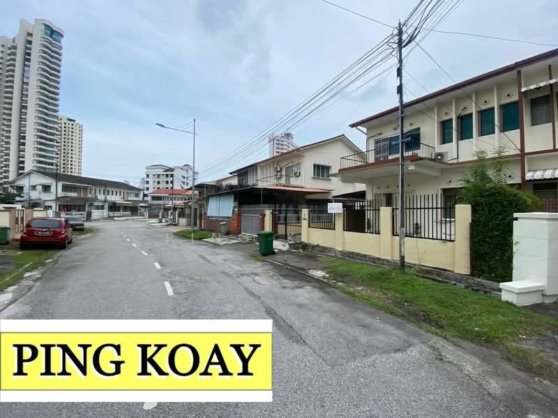 Exterior type: linked terrace house; features: two-storey building, cream painted facade, fenced front yard, manicured lawn, paved driveway, street view, adjacent to residential buildings, utility poles with overhead wiring; style: modern.
