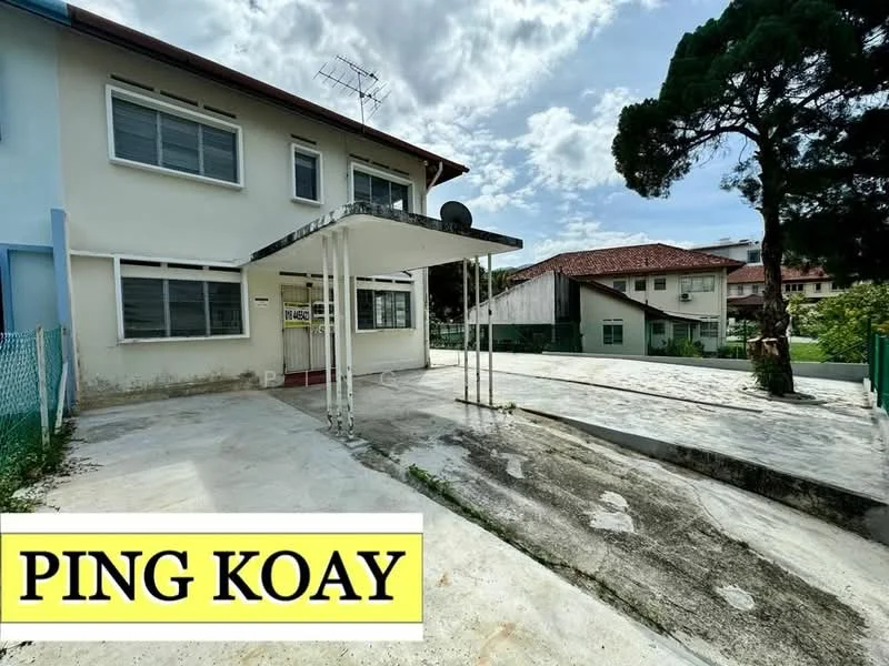Exterior type: semi-detached house; features: white painted facade, flat roof, single-storey, concrete driveway, manicured lawn, mature trees, fenced yard, outdoor patio area, satellite dish, surrounded by residential homes; style: modern.