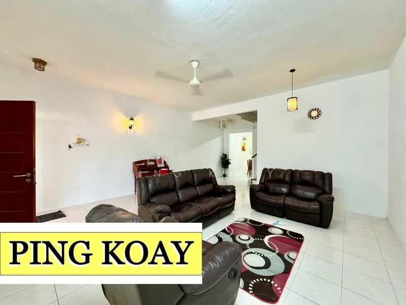 Living features: 3-seater leather sofa in dark brown, 2-seater leather sofa in dark brown, ceiling fan, pendant lamp, white painted walls, white tiled flooring, area rug with circular pattern, wall clock; style: modern.