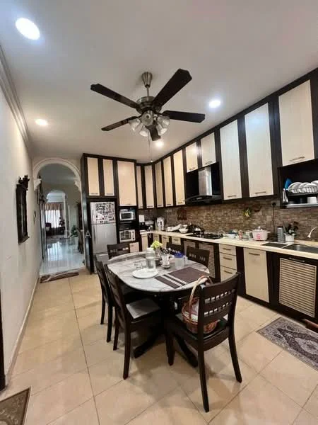 Kitchen features: dark wood cabinetry, light wood upper cabinets, stainless-steel refrigerator, built-in oven, 4-burner gas hob, stainless-steel range hood, double-bowl stainless-steel sink, granite countertop, tile backsplash with stone pattern, dining table with 6 chairs, ceiling fan with light, recessed LED downlights, ceramic tile flooring, decorative rug, window with sheer curtains; style: modern.