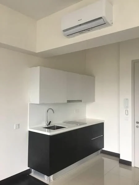 Kitchen features: white upper cabinets, black lower cabinets, single-bowl stainless-steel sink, chrome pull-down faucet, white quartz countertop, ceramic tile flooring, wall-mounted split AC, recessed downlights, white painted walls; style: modern.