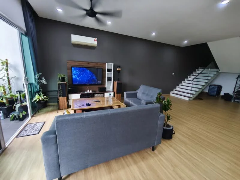 Living features: grey fabric sofa, wooden coffee table, wall-mounted TV, black accent wall, light wood flooring, 5-blade ceiling fan, 1 wall-mounted split AC, potted plants, sliding glass door, decorative rug; style: modern; view: garden.