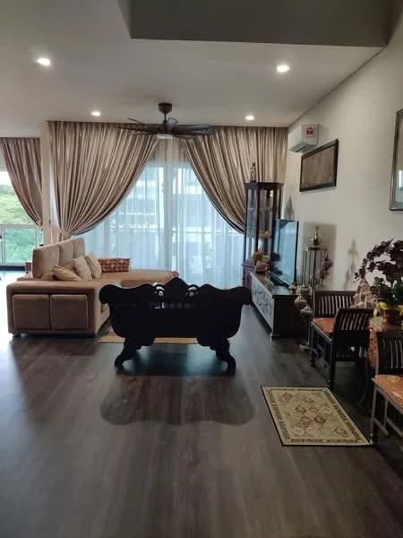 Living features: 3-seater fabric sofa in beige, ceiling fan, floor-to-ceiling windows, sheer curtains, wooden coffee table, TV console, wall-mounted TV, decorative wall art, laminate flooring, area rug with geometric pattern, recessed downlights, dining table with chairs; style: modern; view: garden.