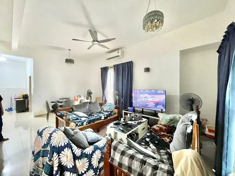 Living features: 5-blade ceiling fan, recessed downlights, wall-mounted TV, wooden furniture, sofa with floral upholstery, area rug, curtains in dark blue, light-colored walls, tile flooring, decorative chandelier; style: modern.