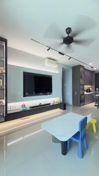 Living features: wall-mounted TV, black entertainment unit, light grey painted walls, recessed LED downlights, 5-blade ceiling fan, white glossy floor tiles, built-in shelving with decorative items, small children's table with blue and yellow chairs, air conditioning unit; style: modern.