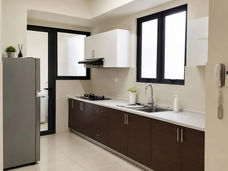 Kitchen features: brown wooden cabinetry, white upper cabinets, stainless-steel sink, chrome pull-down faucet, granite countertop, 4-burner gas hob, built-in range hood, refrigerator, tile backsplash, large windows, light-colored walls, polished tile flooring; style: modern.