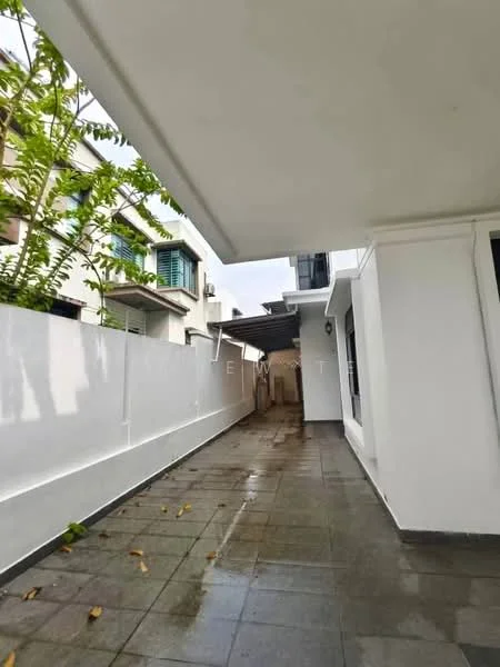 Exterior type: detached bungalow; features: white painted facade, flat roof, paved walkway, side entrance, manicured greenery, drainage system, outdoor lighting, surrounding residential buildings; style: modern.