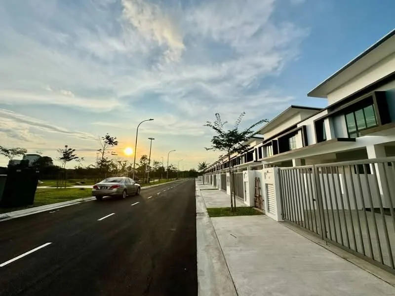 Exterior type: linked terrace house; features: two-storey linked terrace houses, white painted facade, black window frames, manicured lawn, paved walkway, street lighting, asphalt road, surrounding greenery, sunset view; style: modern.