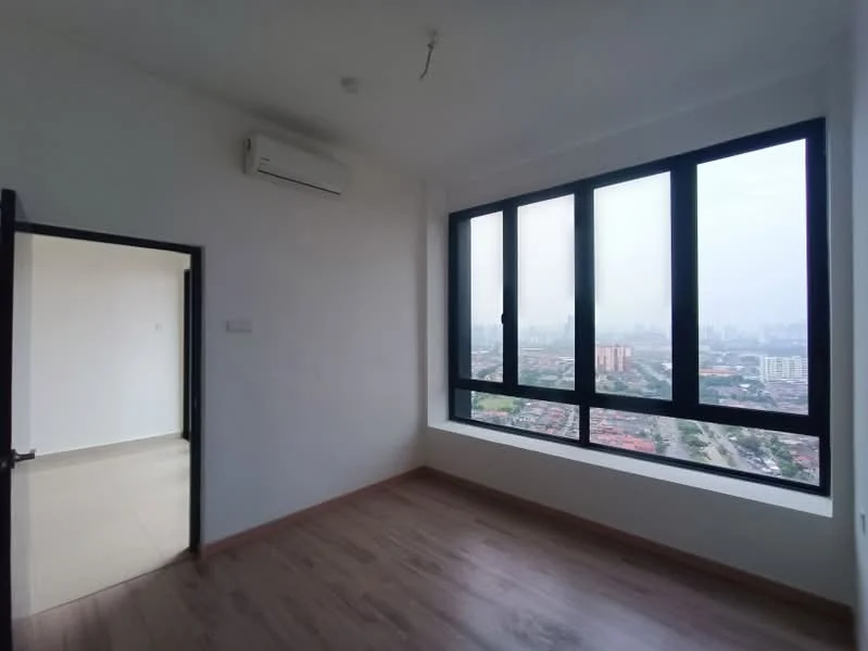 Room features: large floor-to-ceiling windows, white painted walls, light wood laminate flooring, 1 wall-mounted split AC, city view, no visible furniture, high ceiling, minimalist design; style: modern; view: city.