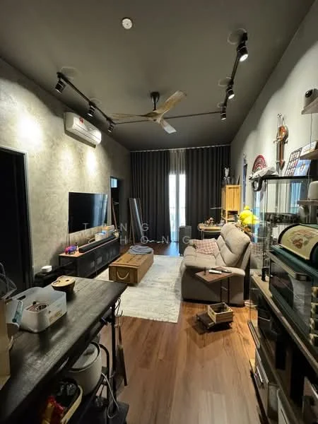 Living features: grey accent wall, wooden flooring, 5-blade ceiling fan with light, recessed LED downlights, wall-mounted TV, sofa in beige, coffee table, area rug, curtains, air conditioning unit, decorative shelving unit, various decorative items; style: modern.