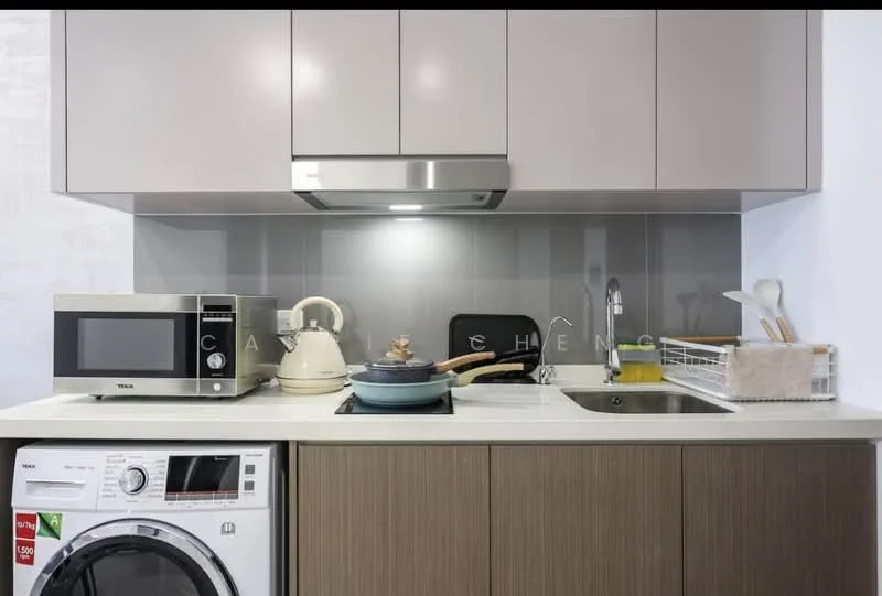 Kitchen features: white upper cabinets, wood lower cabinets, stainless-steel range hood, built-in microwave, ceramic cooktop, single-bowl stainless-steel sink, chrome pull-down faucet, washing machine, kettle, blue cooking pot, cutting board, dish rack; style: modern.