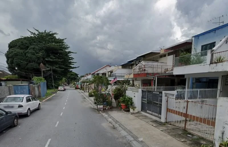 Exterior type: linked terrace house; features: two-storey houses, front gardens with potted plants, driveways for parking, fenced front yards, street view with trees, cloudy sky, sidewalks, road with lane markings; style: traditional.