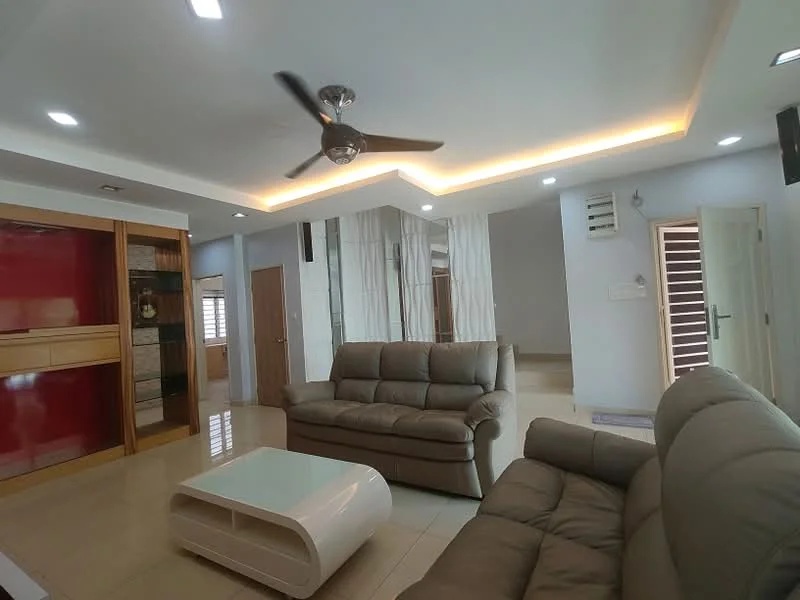 Living features: 5-blade ceiling fan with light, recessed LED downlights, sofa in light grey leather, 2-seater sofa, 3-seater sofa, coffee table with white glossy finish, wall-mounted TV, feature wall with red accent, cream tiled flooring, crown moulding on ceiling, large windows with sheer curtains, sliding door to outside; style: modern.