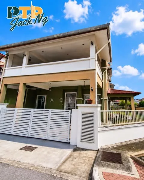 Exterior type: semi-detached house; features: two-storey structure, white painted facade, green accent wall, covered porch, sliding glass door, horizontal slatted gate, manicured lawn, paved driveway, gabled roof, balcony on the upper floor, outdoor lighting fixtures; style: modern.