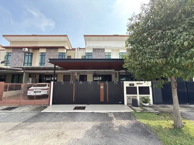Exterior type: linked terrace house; features: two-storey linked terrace, white painted facade, wooden main door with vertical slats, black metal gate, car porch with awning, manicured lawn, mature tree in front yard, driveway with interlocking pavers, front balcony on upper floor, windows with green frames, stone cladding on lower level; style: modern.