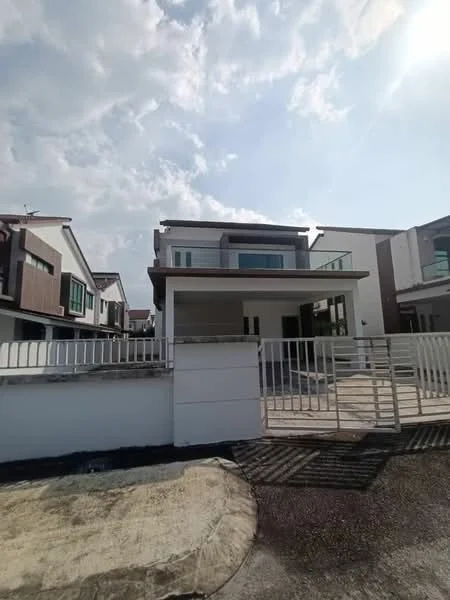 Exterior type: detached bungalow; features: white painted facade, flat roof, two-storey structure, large windows, balcony on upper floor, manicured lawn, paved driveway, fenced perimeter, surrounded by other residential properties; style: modern.