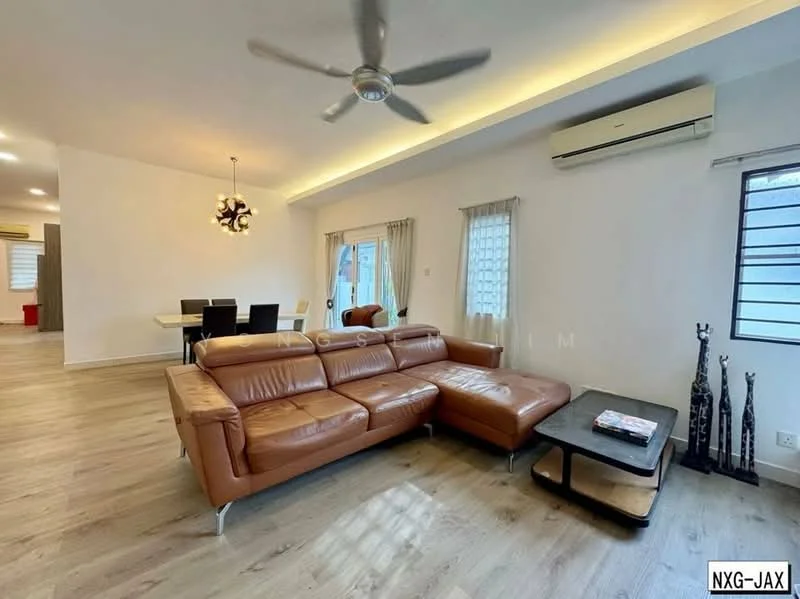 Living features: L-shape sectional leather sofa in brown, coffee table with dark surface, 5-blade ceiling fan with light, wall-mounted split AC, laminate flooring, white painted walls, curtains on windows, decorative sculptures in corner, recessed downlights; style: modern.