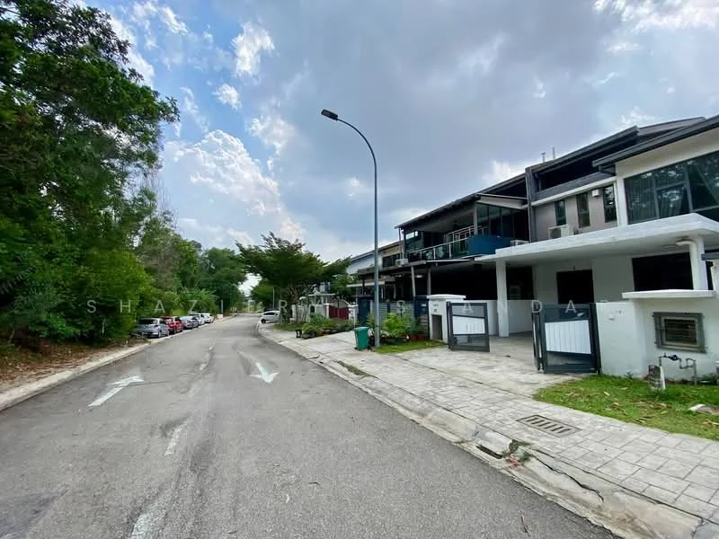 Exterior type: linked terrace house; features: paved walkway, manicured landscaping, trees lining the street, two-storey buildings, car parking along the street, street lamp, curved road, fenced front yards; style: modern.
