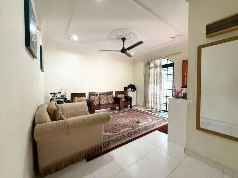 Living features: cream painted walls, white ceiling with decorative moulding, 5-blade ceiling fan, 3-seater fabric sofa in beige, wooden coffee table, area rug with geometric pattern, wooden console table, large window with sheer curtains, decorative mirror, wall-mounted artwork; style: modern; view: garden.