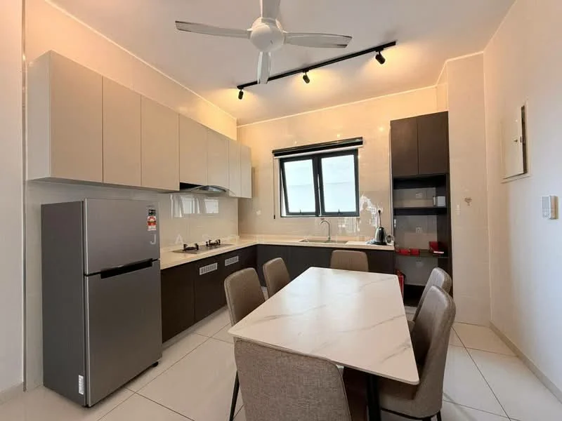 Kitchen features: grey cabinetry, white marble countertop, stainless-steel fridge, built-in gas hob, exhaust hood, double-basin sink, window above sink, recessed downlights, 5-blade ceiling fan, dining table with 6 chairs, tile flooring, white backsplash; style: modern.