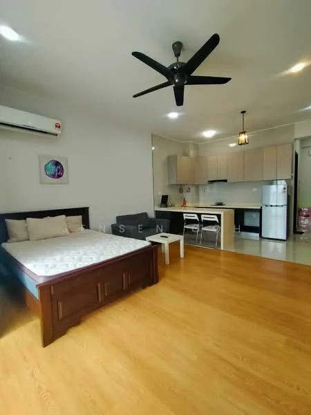Living features: wooden flooring, 5-blade ceiling fan, wall-mounted split AC, queen-size bed, upholstered headboard, sofa in grey, coffee table, kitchen island, refrigerator, built-in oven, freestanding range oven, pendant light, dining chairs, open shelving; style: modern.
