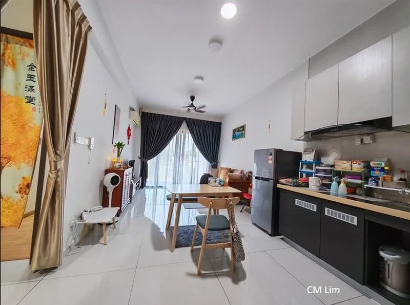 Living features: grey tiled flooring, white painted walls, ceiling fan with light, sofa in brown fabric, wooden dining table with chairs, black fridge, built-in kitchen cabinets in dark wood, countertop with sink, decorative wall art, curtains in dark fabric, floor-to-ceiling windows, area rug; style: modern; view: garden.