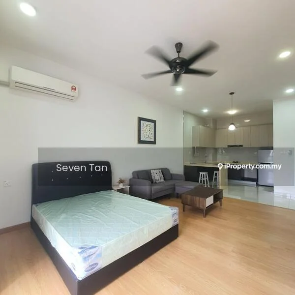 Living features: wooden flooring, white painted walls, 5-blade ceiling fan, wall-mounted split AC, sofa in grey fabric, coffee table, queen-size bed, decorative wall art, kitchenette with cabinets, recessed lighting; style: modern.
