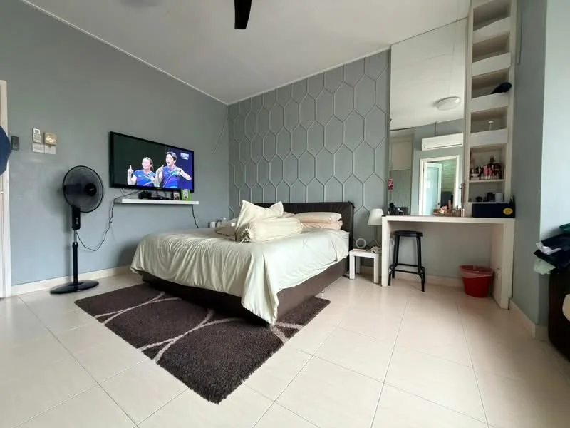 Bedroom features: queen-size bed, upholstered headboard, bedside table, wall-mounted TV, floor fan, mirror, desk with chair, rug with geometric pattern, light-colored walls, tile flooring, built-in wardrobe; style: modern.