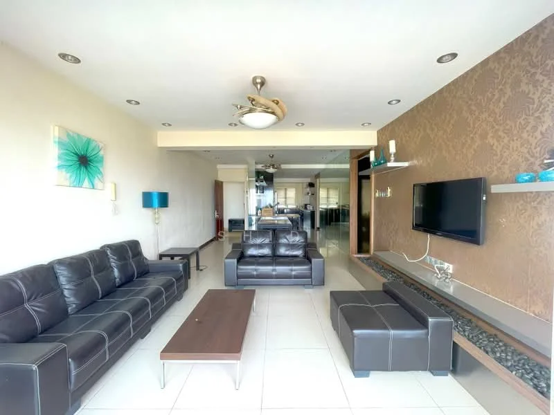 Living features: 3-seater leather sofa in black, 2-seater leather sofa in black, wood coffee table, wall-mounted TV, decorative wall with patterned wallpaper, recessed ceiling lights, ceiling fan with light, tile flooring, decorative shelf with blue accents, wall-mounted decor, large windows with natural light; style: modern.