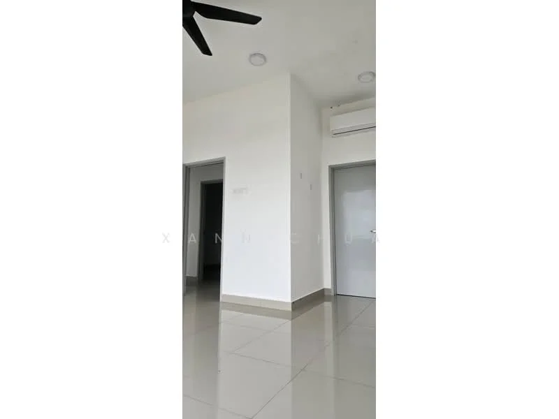 Room features: white painted walls, light grey floor tiles, ceiling with recessed downlights, 1 wall-mounted split AC, ceiling fan, white door, neutral baseboards; style: modern.