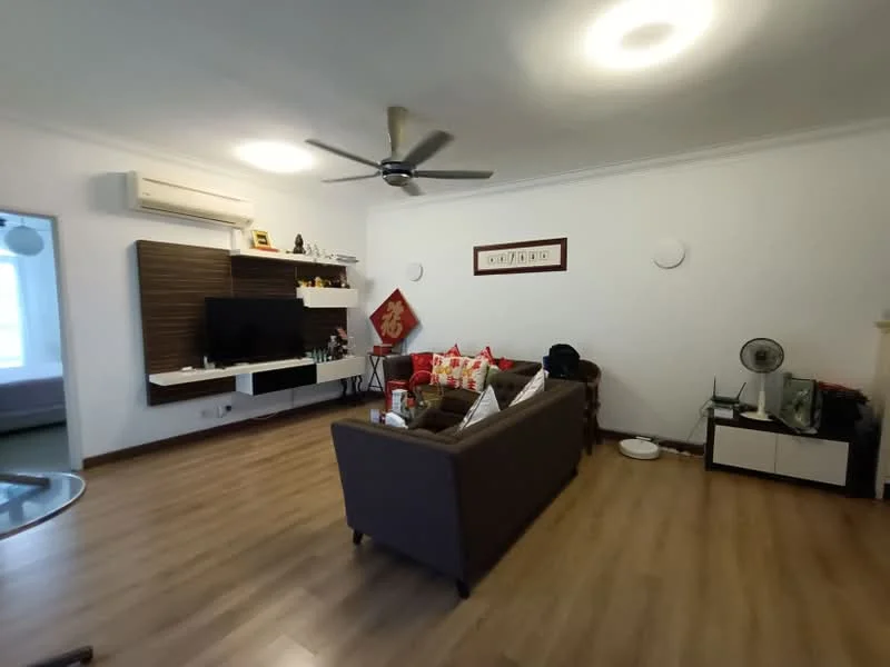 Living features: laminate flooring, white painted walls, 5-blade ceiling fan with light, wall-mounted TV, TV console with storage, sofa in dark brown, decorative cushions, coffee table, wall-mounted shelves, decorative wall art, air conditioning unit, floor lamp, small fan, area rug; style: modern.