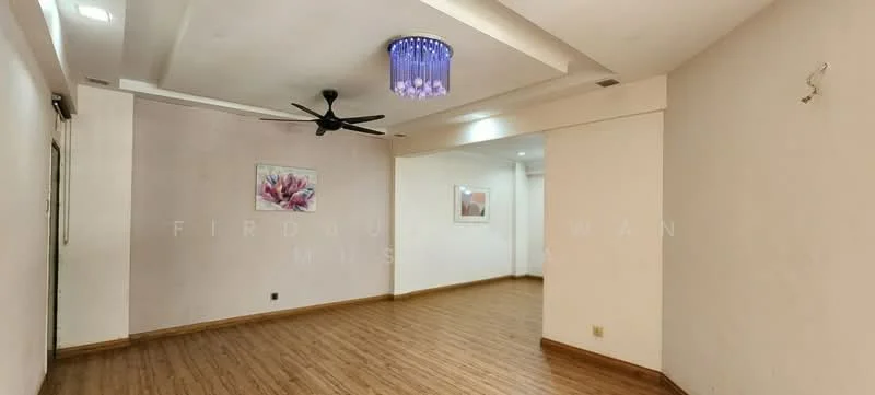 Living features: wooden flooring, white painted walls, tray ceiling, 5-blade ceiling fan with light, chandelier, framed artwork, recessed downlights; style: modern.
