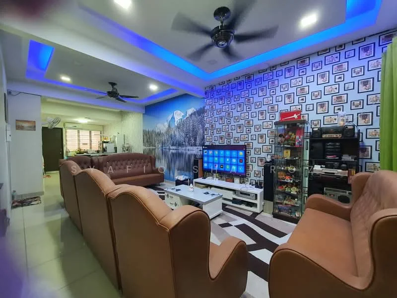 Living features: 5-blade ceiling fan with light, sofa in brown leather, coffee table in white, TV console, wall-mounted TV, decorative wall with photo frames, accent wall with mountain mural, recessed LED downlights, area rug with geometric pattern, wall-mounted storage unit, green curtain, grey tiled flooring; style: modern.
