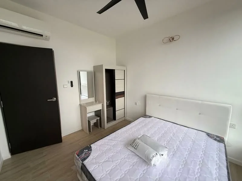 Bedroom features: queen-size bed with white upholstered headboard, wooden flooring, white painted walls, ceiling fan, wall-mounted split AC, built-in wardrobe with sliding doors, vanity table with mirror, white chair, window with view to the outside; style: modern.