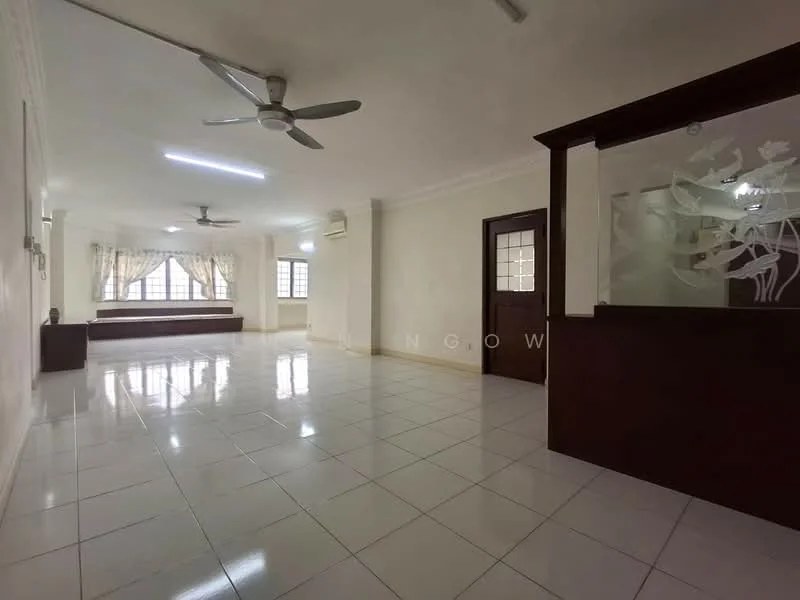 Living features: white painted walls, glossy white tile flooring, recessed downlights, 2-blade ceiling fan, large windows with sheer curtains, built-in wooden bench, open layout, air conditioning unit; style: modern.