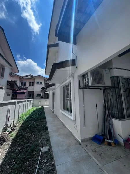 Exterior type: semi-detached house; features: white painted facade, flat roof, approximately 2-storey, manicured lawn, air conditioning unit, paved walkway, surrounded by residential buildings, garden area, windows with grills; style: modern.