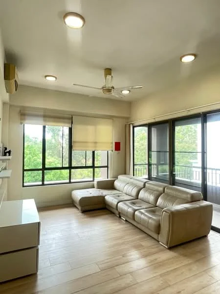 Living features: 3-seater leather sofa in beige, coffee table, wall-mounted TV, floor-to-ceiling windows, roller blinds, 5-blade ceiling fan with light, wall-mounted air conditioning unit, light-colored wooden flooring, neutral painted walls, decorative wall shelf; style: modern; view: garden.