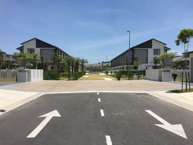 Exterior type: linked terrace house; features: two-storey buildings, manicured landscaping, paved pathway, palm trees, green grass areas, modern architectural design, driveway with directional arrows, fenced perimeter, street lighting, open space, clear blue sky; style: modern.