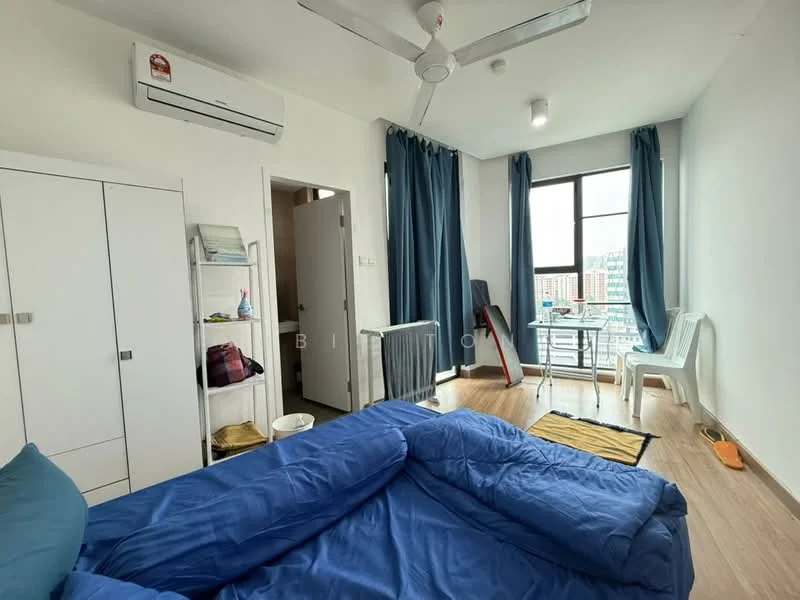 Bedroom features: blue bedding, single bed, wall-mounted split AC, floor-to-ceiling window, curtains in dark blue, wooden flooring, built-in wardrobe with white doors, study table with chair, plastic chair, radiator, shelves, area rug in yellow, decorative items on shelves; style: modern; view: city.