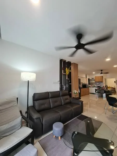 Living features: 3-seater leather sofa in dark brown, coffee table with glass top, area rug with geometric pattern, floor lamp with white shade, ceiling fan with 5 blades, wall-mounted TV, decorative wall unit, open-plan layout to kitchen, tile flooring, neutral painted walls, large windows for natural light; style: modern. Kitchen features: kitchen island, stainless-steel appliances, wood cabinetry, open shelving, recessed lighting; style: modern.