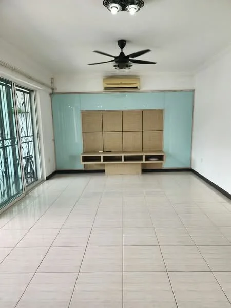 Living features: white painted walls, glossy tiled flooring, 5-blade ceiling fan, wall-mounted air conditioning unit, built-in wooden TV console, large sliding glass doors, natural light from windows, neutral color scheme; style: modern.