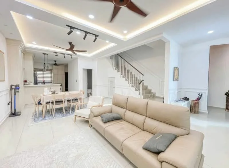 Living features: 3-seater leather sofa in beige, coffee table, area rug with geometric pattern, 5-blade ceiling fan with light, recessed LED downlights, wall-mounted TV, dining table for 6, open-plan layout, white painted walls, tile flooring, staircase with wooden railing, decorative wall art; style: modern.