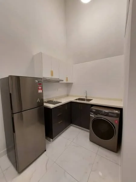 Kitchen features: stainless-steel fridge, single-bowl stainless-steel sink, chrome pull-down faucet, white shaker cabinets, dark wood lower cabinets, quartz countertop, built-in washing machine, marble tile flooring, recessed downlights, high ceiling; style: modern.
