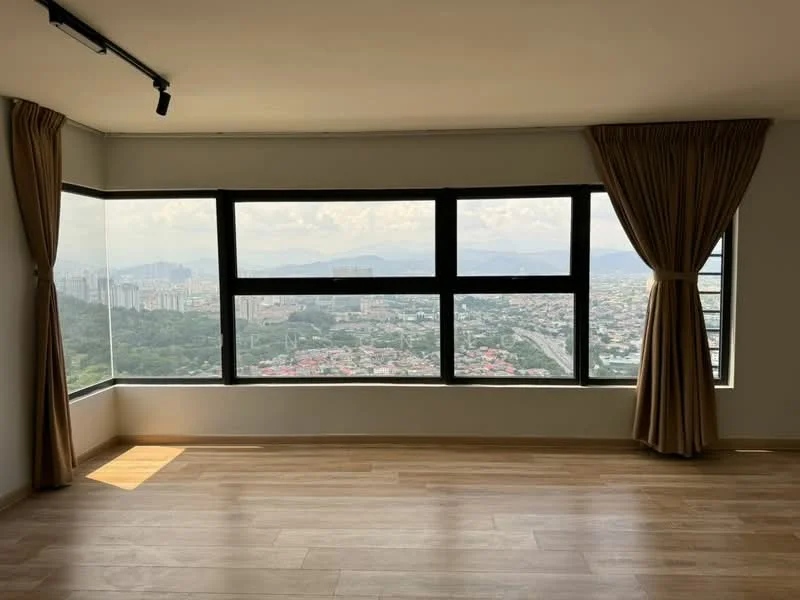 Living features: floor-to-ceiling windows, curtains in beige, wooden flooring, city view, natural light, open layout, neutral wall colour, track lighting; style: modern; view: city.