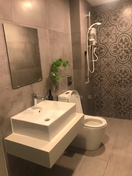 Bathroom features: wall-mounted sink with rectangular basin, chrome faucet, wall-mounted shower with handheld showerhead, one-piece toilet, decorative wall tiles with floral pattern, grey tiled walls, large mirror, plant decoration, grey floor tiles, built-in shower niche; style: modern.